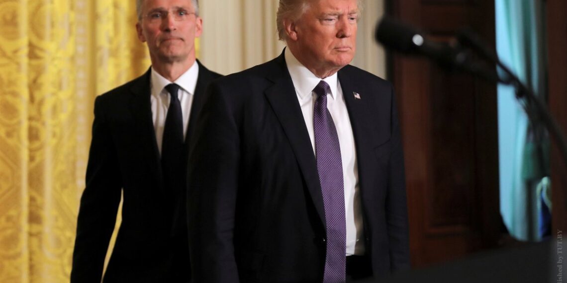 Дональд Трамп и Йенс Столтенберг. Иллюстрация: Reuters
