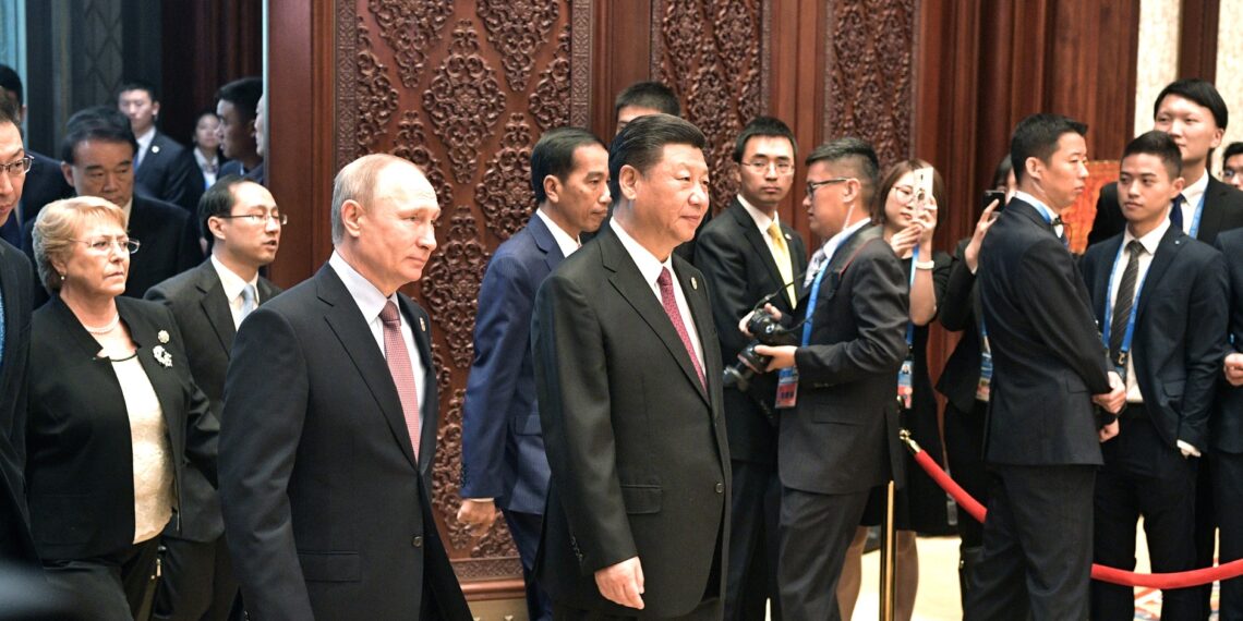 Владимир Путин и Си Цзиньпин перед началом заседания круглого стола лидеров форума "Один пояс, один путь". Иллюстрация: kremlin.ru