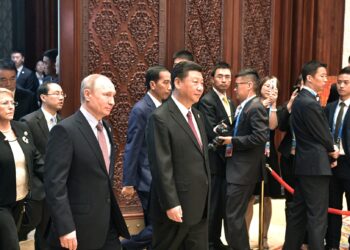 Владимир Путин и Си Цзиньпин перед началом заседания круглого стола лидеров форума "Один пояс, один путь". Иллюстрация: kremlin.ru