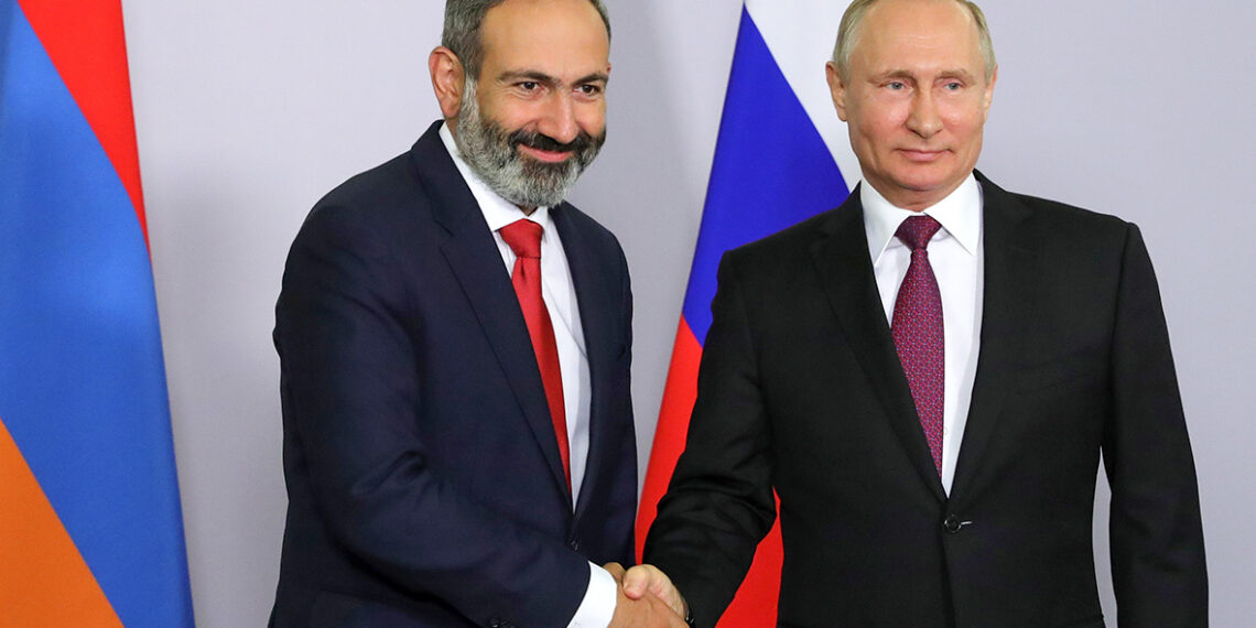 Владимир Путин и Никол Пашинян. Фото: Михаил Климентьев / ТАСС