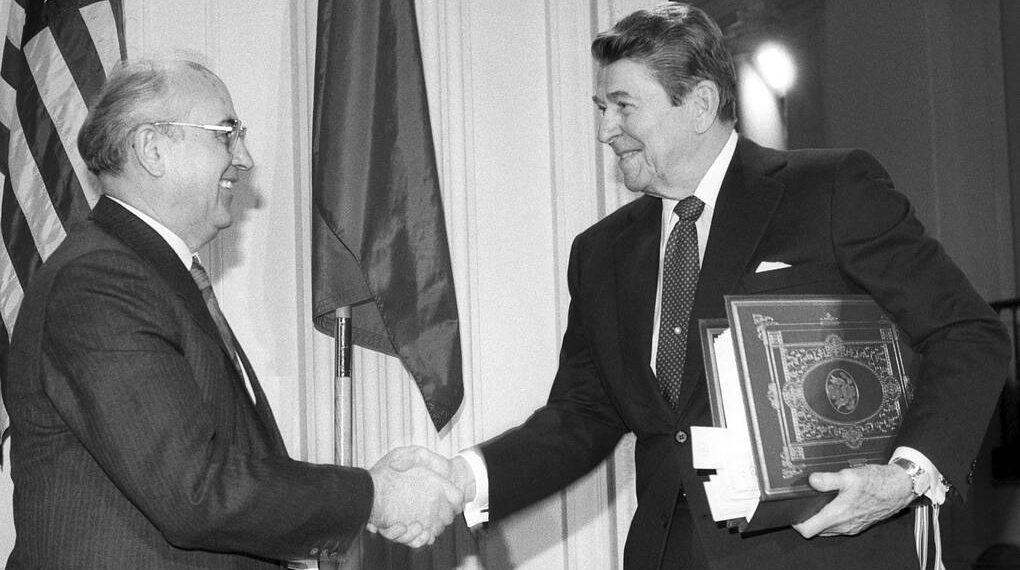Рональд Рейган и Михаил Горбачев после подписания Договора о ликвидации ракет средней и меньшей дальности, 1987 год.