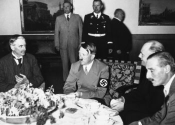 Невилл Чемберлен и Адольф Гитлер