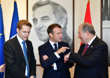 Николя Азнавур, Эммануэль Макрон и Армен Саркисян. Фото: president.am