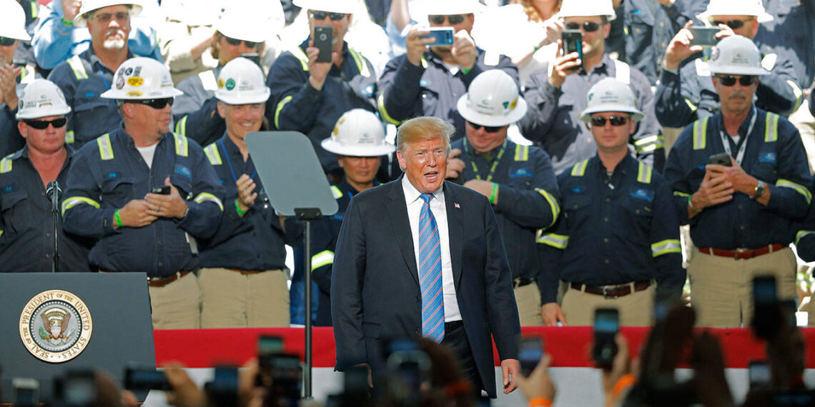 Дональд Трамп на встрече с работниками газовой отрасли. Фото: heraldnet.com