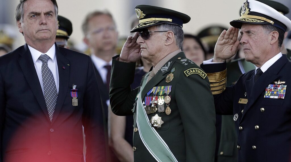 Жаир Болсонару и военные. Фото: DPA