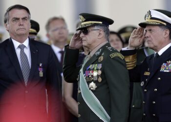 Жаир Болсонару и военные. Фото: DPA