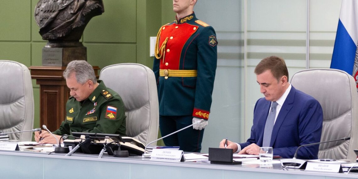 Сергей Шойгу и Алексей Дюмин. Фото: Пресс-служба министерства обороны
