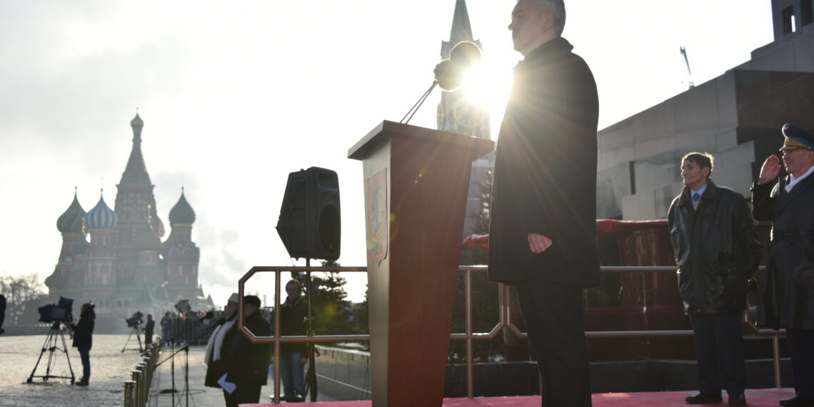 Сергей Собянин принимает парад на Красной площади. 7 ноября 2019 года. Фото: Владимир Новиков