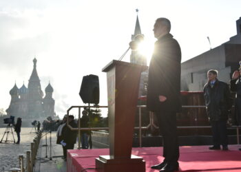 Сергей Собянин принимает парад на Красной площади. 7 ноября 2019 года. Фото: Владимир Новиков