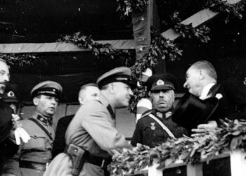 Президент Турции Мустафа Кемаль Ататюрк и народный комиссар обороны СССР Климент Ворошилов