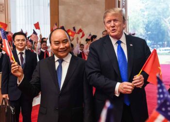 Дональд Трамп и Нгуен Суан Фук. Фото: Сол Леб / AFP