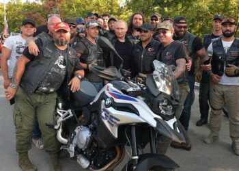 Владимир Путин с участниками мотоклуба «Ночные волки» на международном байк-шоу. Фото: Пресс-служба Кремля