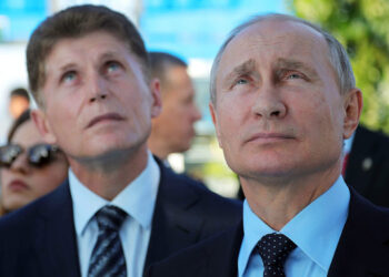 Олег Кожемяко и Владимир Путин. Фото: Ведомости