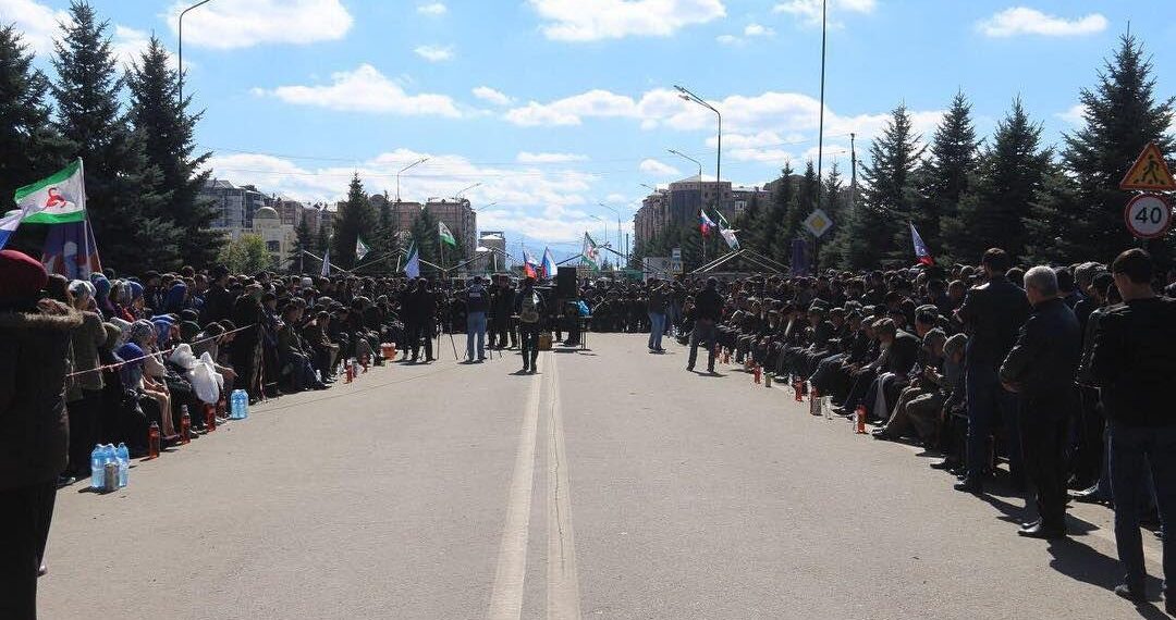 Участники митинга против передачи ингушской земли Чечне