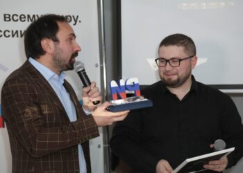 Исполнительный директор «Русской инициативы» Алексей Гаврилов вручает премию Саркису Цатуряну