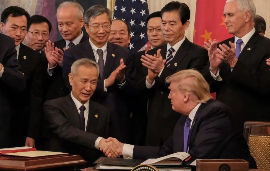 Дональд Трамп и Лю Хэ. Белый дом, 15 января 2020 года. Фото: EPA-EFE