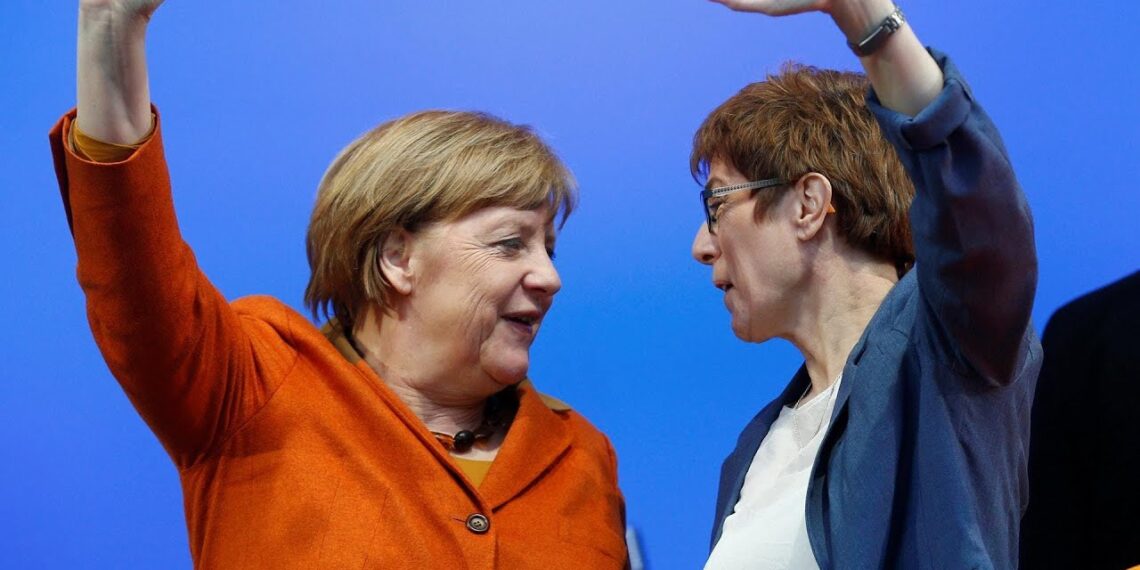 Ангела Меркель и Аннегрет Крамп-Карренбауэр. Кадр из YouTube