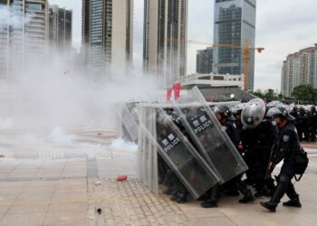 Применение слезоточивого газа во время учений полиции в городе Шэньчжэнь. Фото: Reuters