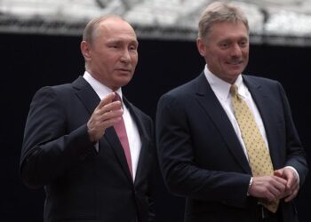 Владимир Путин и Дмитрий Песков. Фото: Известия