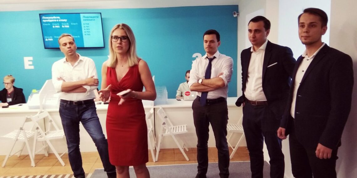 Центр сбора подписей сторонников Алексея Навального. Фото: Twitter