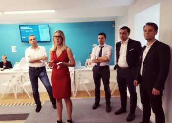 Центр сбора подписей сторонников Алексея Навального. Фото: Twitter