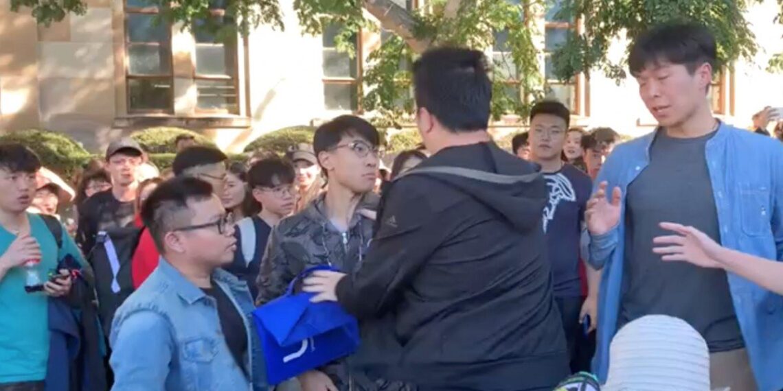 Студенты из Гонконга и материкового Китая во время митинга в Университете Квинсленда (Австралия). Наши дни. Фото: SCMP