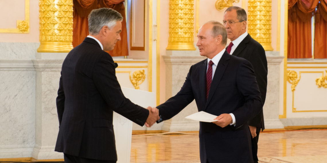 Джон Хантсман и Владимир Путин. Фото: ru.usembassy.gov