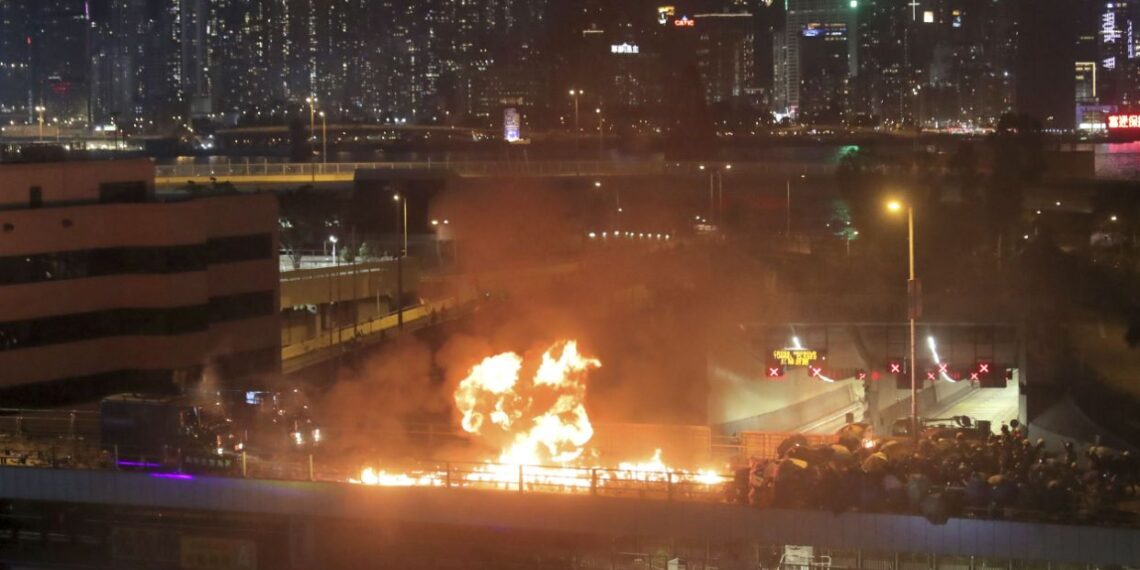 Столкновения между протестующими и полицией в районе Политехнического университета. Фото: AP