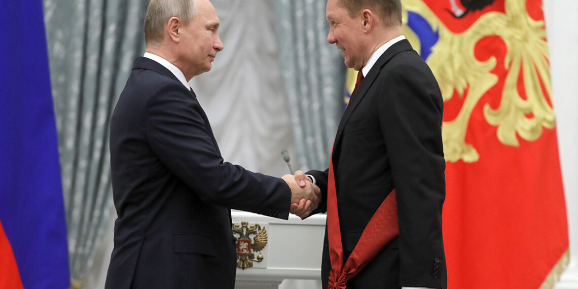 Владимир Путин награждает Алексея Миллера орденом «За заслуги перед Отечеством» I степени, ноябрь 2017 года. Фото: ТАСС / Михаил Метцель