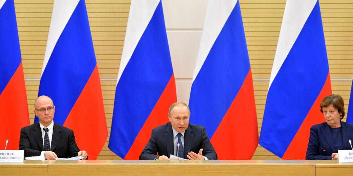 Cергей Кириенко, Владимир Путин и Лариса Брычева. Фото: Пресс-служба Кремля