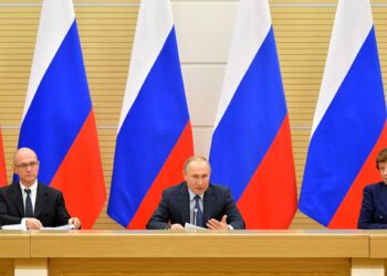 Cергей Кириенко, Владимир Путин и Лариса Брычева. Фото: Пресс-служба Кремля