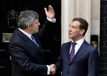 Гордон Браун и Дмитрий Медведев. Фото: AP