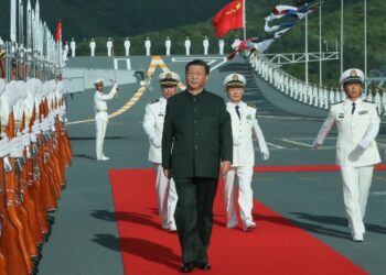 Си Цзиньпин и военные. Фото: Синьхуа