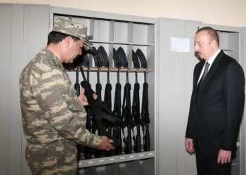 Ильхам Алиев и автомат. Фото: belsat.eu