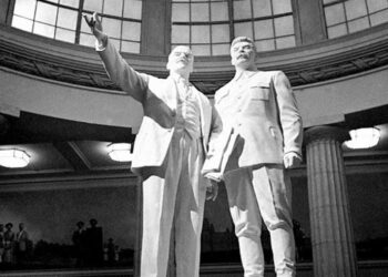 Владимир Ленин и Иосиф Сталин. Лейпциг, 1955 год. Фото: pinterest.com