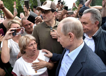 Владимир Путин общается с народом. Фото: kremlin.ru