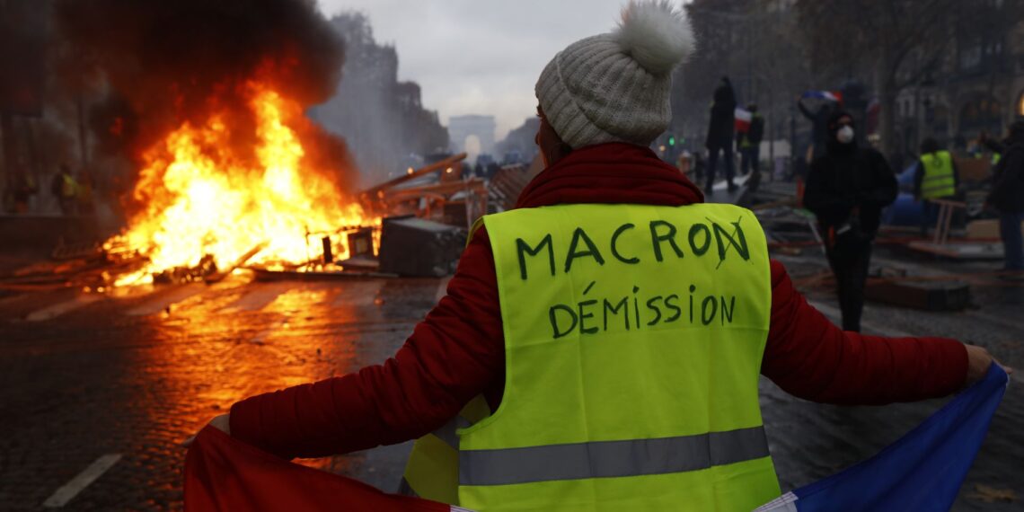 Надпись на жилете: "Макрона в отставку". Фото: Axios