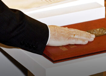 Конституция РФ и её гарант на присяге