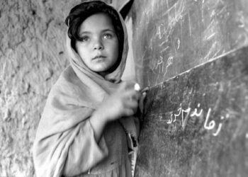 Афганская девочка в общинной школе. Фото: ООН / Роджер Лемойн