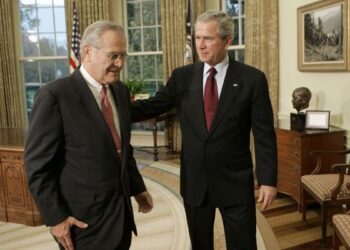 Джордж Буш-младший и Дональд Рамсфельд. Фото: sfgate.com