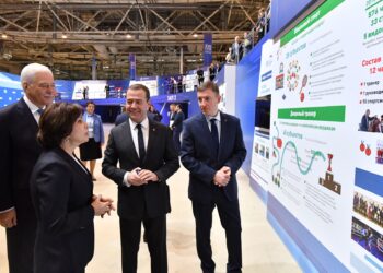 Дмитрий Медведев, Борис Грызлов и Андрей Турчак. Иллюстрация: Пресс-служба "Единой России"