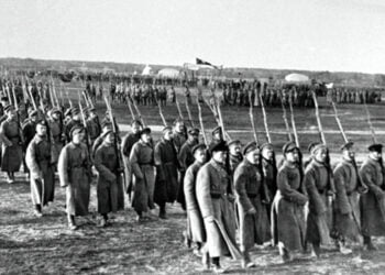 Парад частей Красной Армии на Ходынском поле. Иллюстрация: РИА Новости