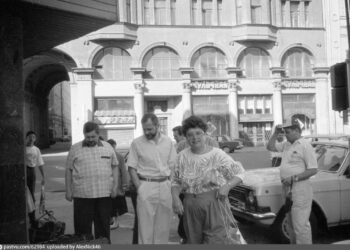Депутаты первого созыва Рукина, Ковалевский, Катушенок и Москвин-Тарханов у здания Мосгордумы. Фото: Личный архив Михаила Москвина-Тарханова