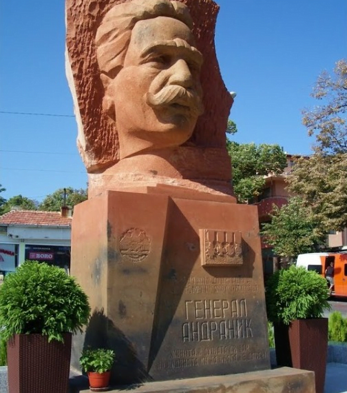 Памятник генералу Андранику Озаняну в Варне
