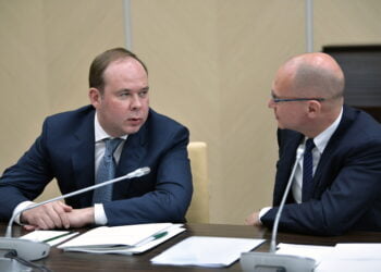 Антон Вайно и Сергей Кириенко. Фото: ТАСС