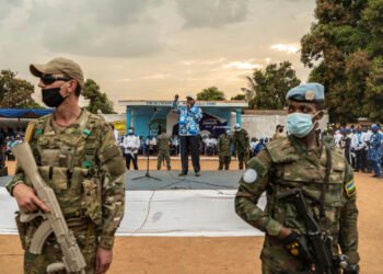 Фостен-Арканж Туадера выступает на предвыборном митинге в Банги. Фото: André Bâ / Xinhua / AP
