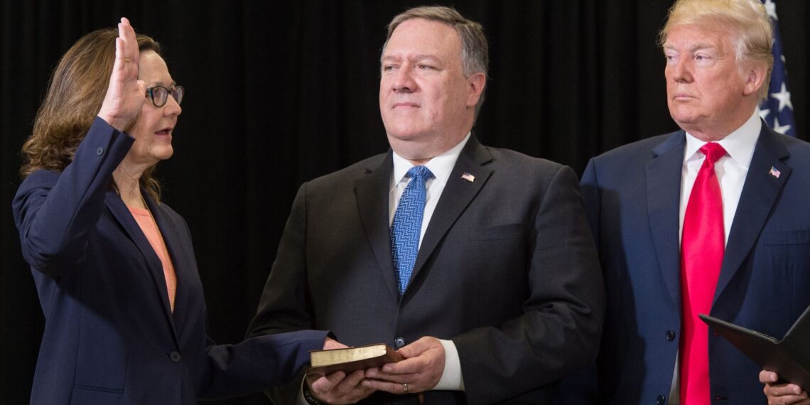 Джина Хаспел даёт присягу. Фото: Saul Loeb/AFP via Getty Images