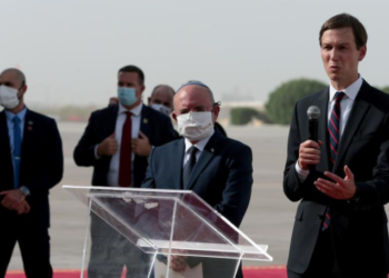 Меир Бен-Шабат и Джаред Кушнер в аэропорту Абу-Даби. Фото: Reuters