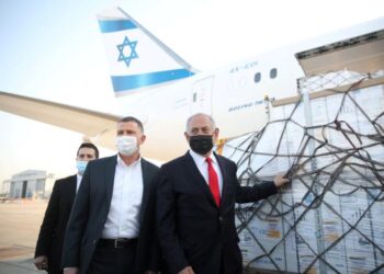 Биньямин Нетаньяху и Юлий Эдельштейн встречают самолет с партией вакцин от коронавируса Pfizer-BioNTech в аэропорту Бен-Гурион. 10 января 2021. Фото: Motti Millrod / Reuters