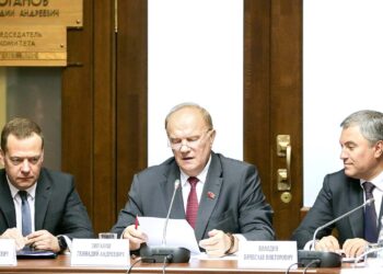 Дмитрий Медведев, Геннадий Зюганов и Вячеслав Володин. Иллюстрация: Пресс-служба Госдумы